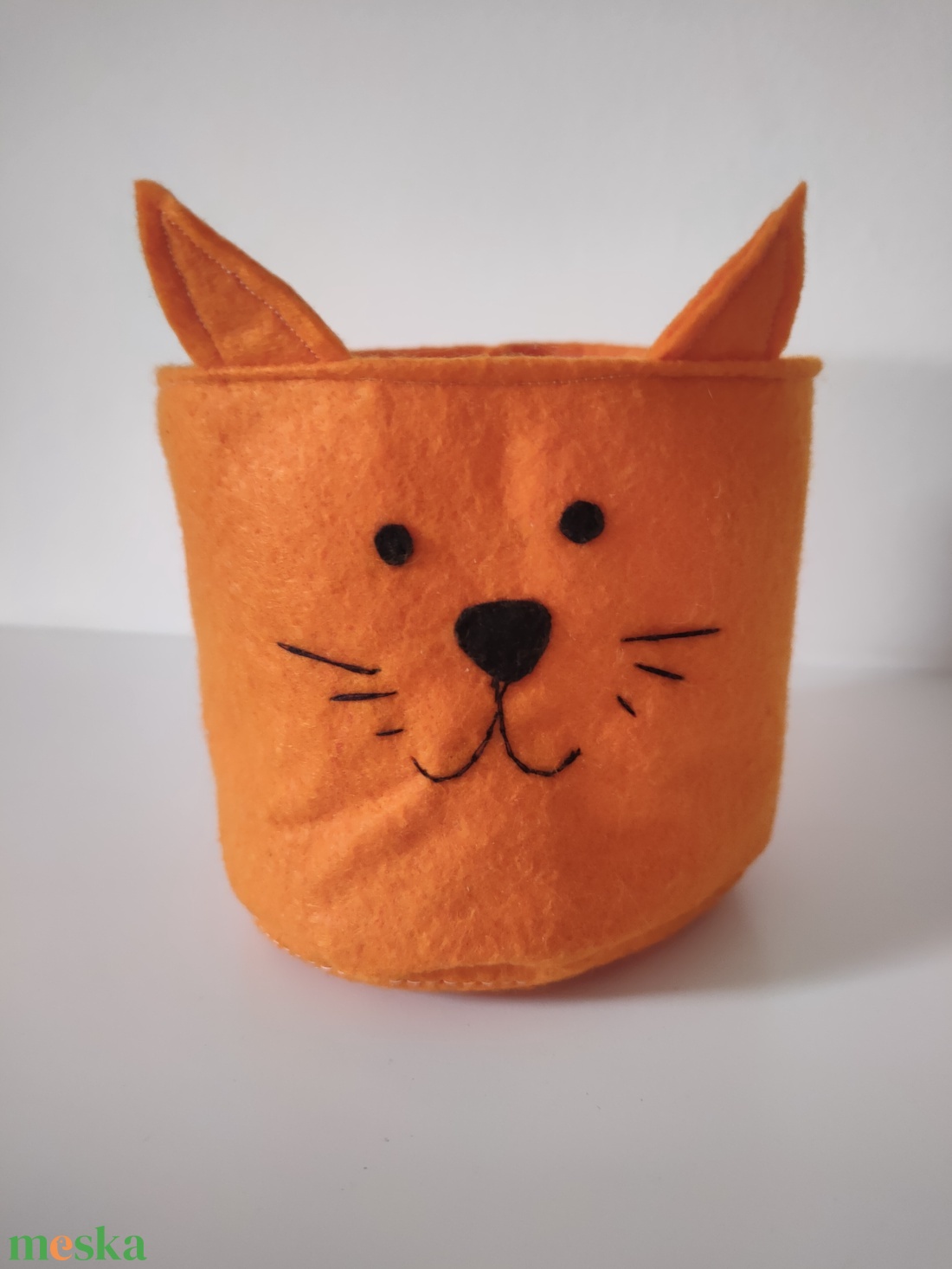 Cicás kaspó - filc kaspó takaró kosár - állatos tároló - cica formájú kosár - cica figurás dekoráció gyerekszobába - otthon & életmód - dekoráció - asztal és polc dekoráció - dekorációs tál, tartó - Meska.hu