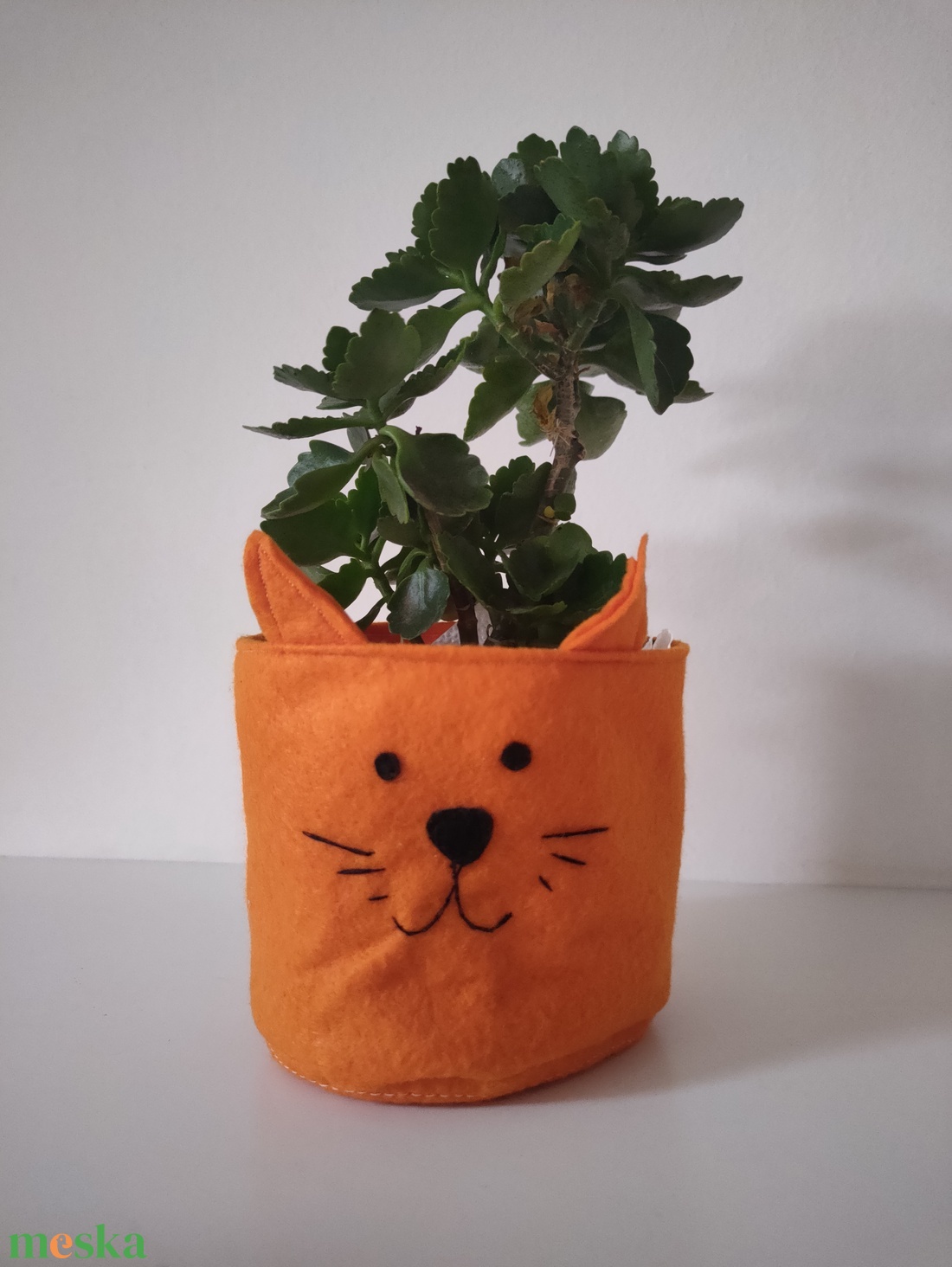 Cicás kaspó - filc kaspó takaró kosár - állatos tároló - cica formájú kosár - cica figurás dekoráció gyerekszobába - otthon & életmód - dekoráció - asztal és polc dekoráció - dekorációs tál, tartó - Meska.hu