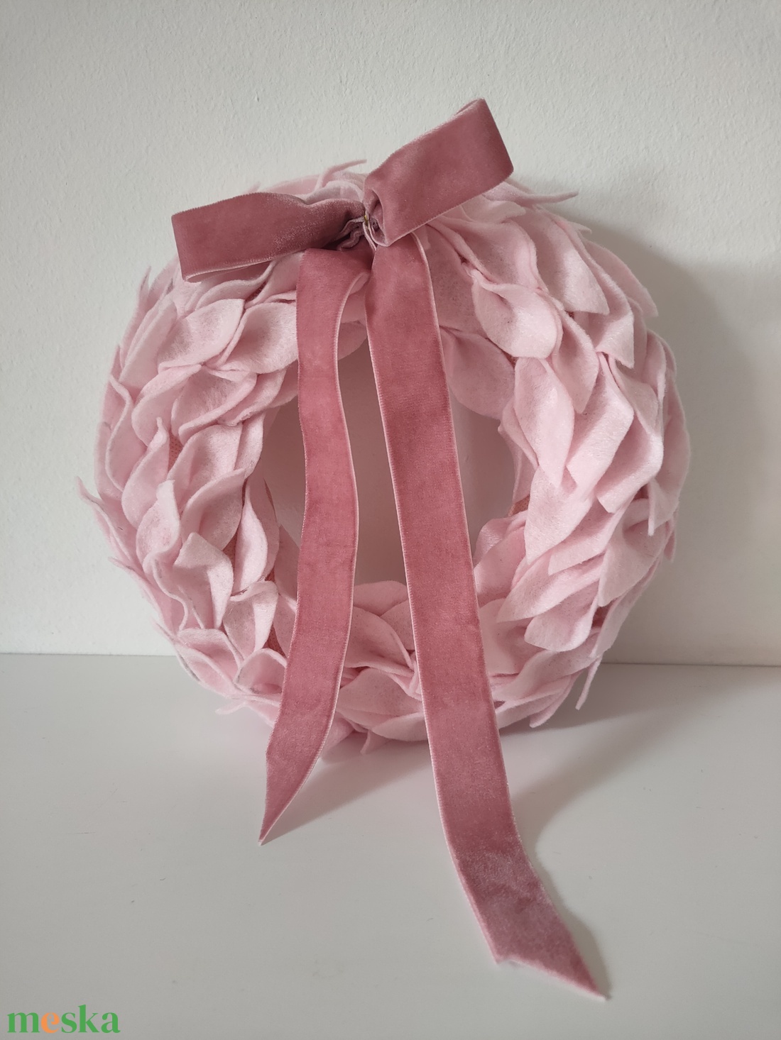 Rózsaszín filc koszorú - babaszoba dekoráció - gyerekszoba ajtódísz - egyedi filc levél koszorú - babaköszöntő ajándék  - baba - mama - babaszoba-dekoráció - babaszoba dekoráció - Meska.hu