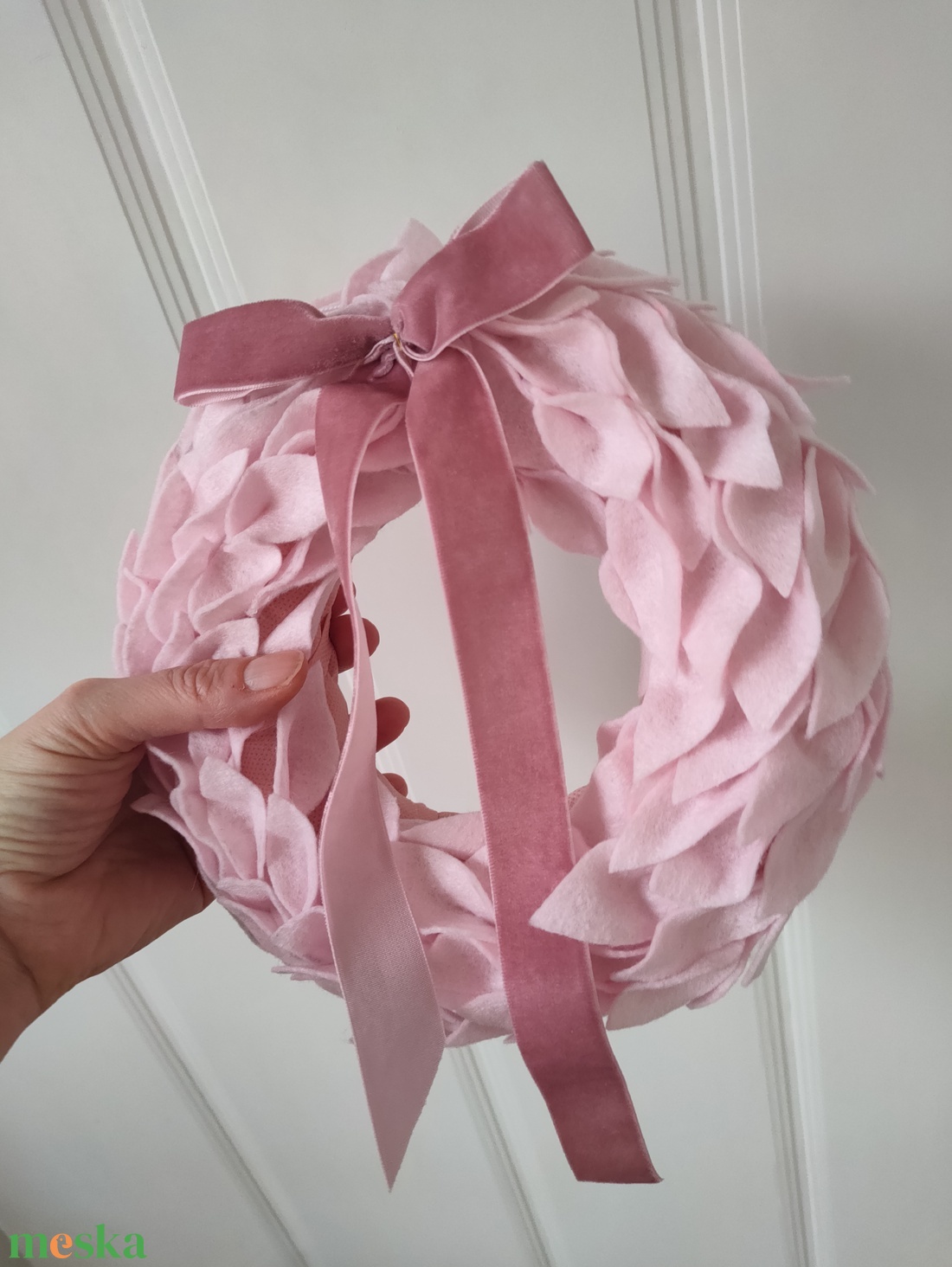 Rózsaszín filc koszorú - babaszoba dekoráció - gyerekszoba ajtódísz - egyedi filc levél koszorú - babaköszöntő ajándék  - baba - mama - babaszoba-dekoráció - babaszoba dekoráció - Meska.hu