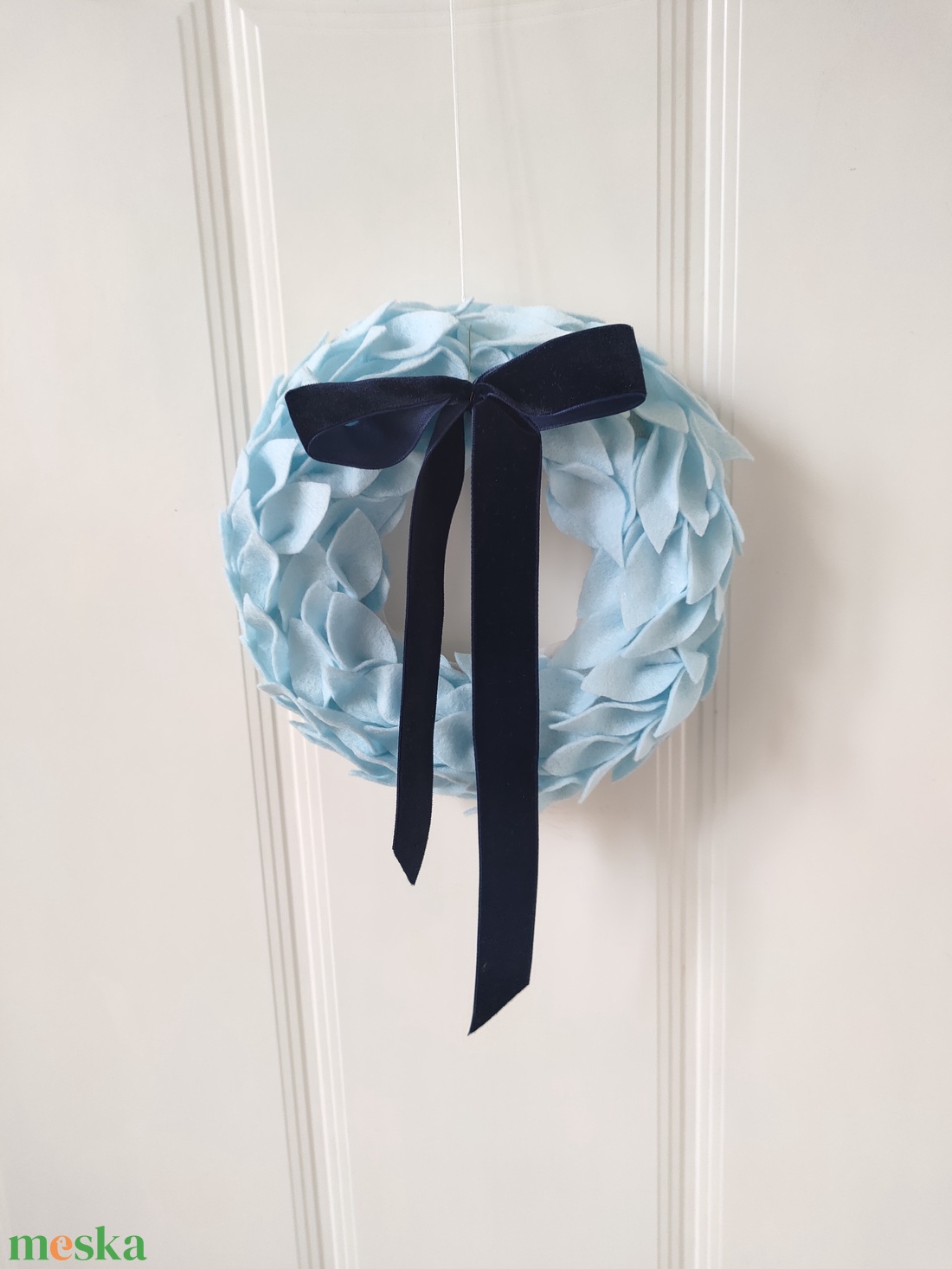 Babakék filc koszorú - pasztell színű babaszoba dekoráció - gyerekszoba ajtódísz - levél koszorú - babaköszöntő ajándék  - baba - mama - babaszoba dekoráció - Meska.hu