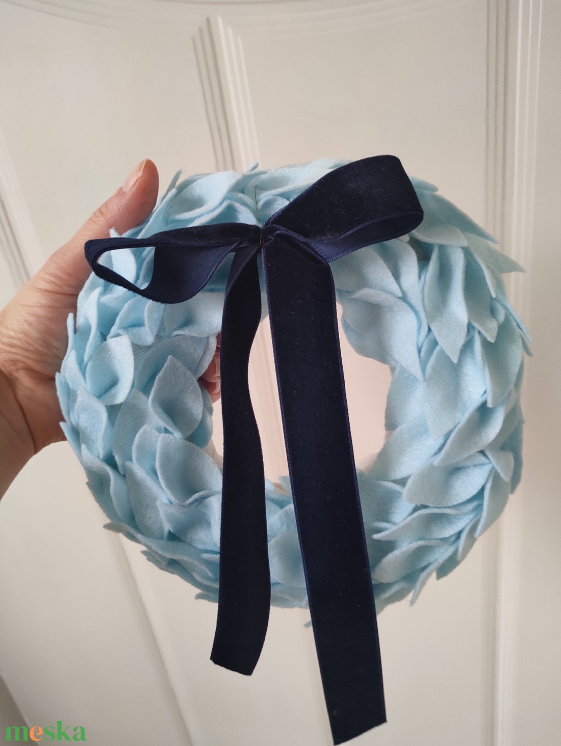 Babakék filc koszorú - pasztell színű babaszoba dekoráció - gyerekszoba ajtódísz - levél koszorú - babaköszöntő ajándék  - baba - mama - babaszoba dekoráció - Meska.hu