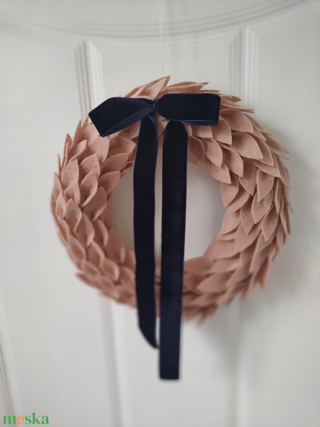 Mokka színű filc koszorú - elegáns minimalista otthon dekoráció - natúr ajtódísz - cappuccino koszorú  - otthon & életmód - dekoráció - ajtó- és ablak dekoráció - ajtódísz & kopogtató - Meska.hu