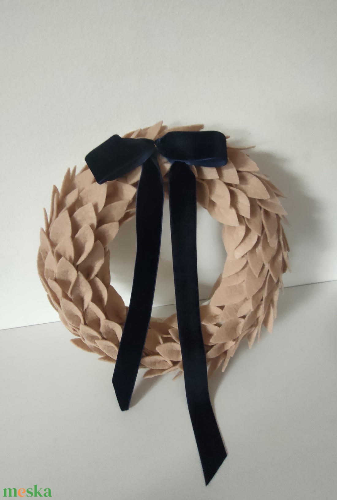 Mokka színű filc koszorú - elegáns minimalista otthon dekoráció - natúr ajtódísz - cappuccino koszorú  - otthon & életmód - dekoráció - ajtó- és ablak dekoráció - ajtódísz & kopogtató - Meska.hu