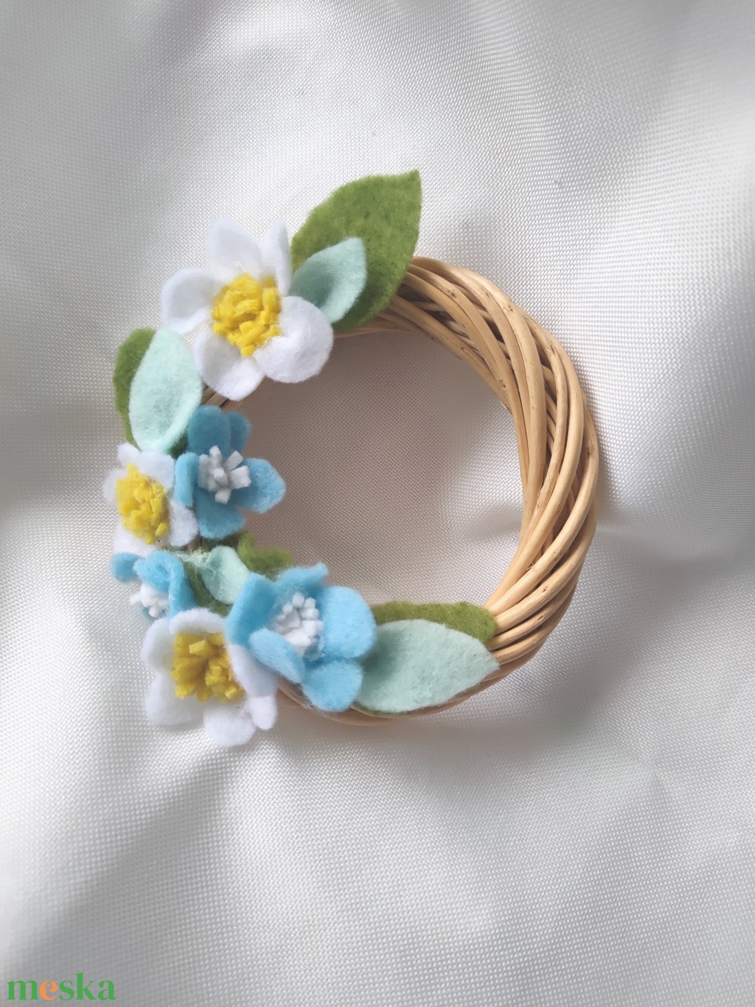 Mini koszorú filc virágokkal - filc virágos ajtódísz - babaszoba dekor filcből - kopogtató filcből készült virágokkal - otthon & életmód - babaszoba, gyerekszoba - babaszoba dekoráció - Meska.hu
