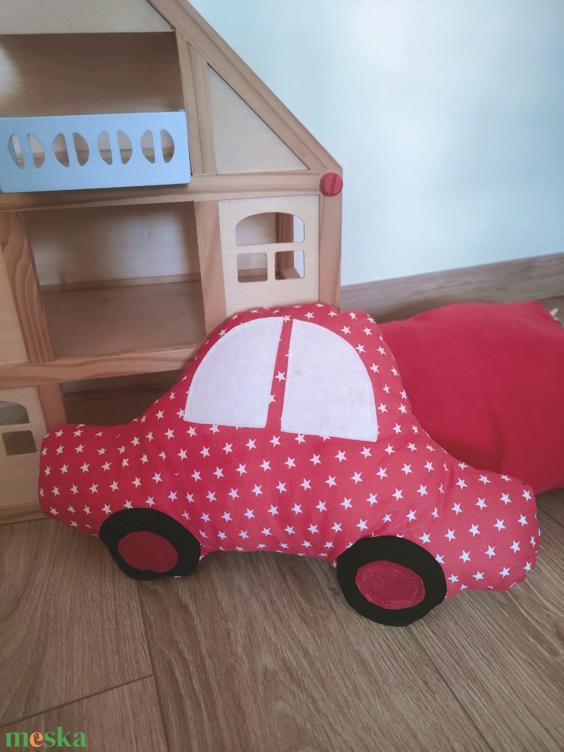 Autó formájú párna - piros csillagos autó - Autós díszpárna - Autó párna - Textiljáték - Textilfigura - baba - mama - babaszoba-dekoráció - gyerek díszpárna - Meska.hu