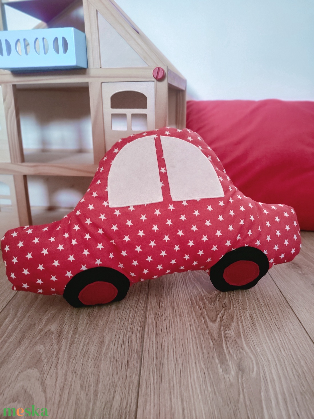 Autó formájú párna - piros csillagos autó - Autós díszpárna - Autó párna - Textiljáték - Textilfigura - baba - mama - babaszoba-dekoráció - gyerek díszpárna - Meska.hu