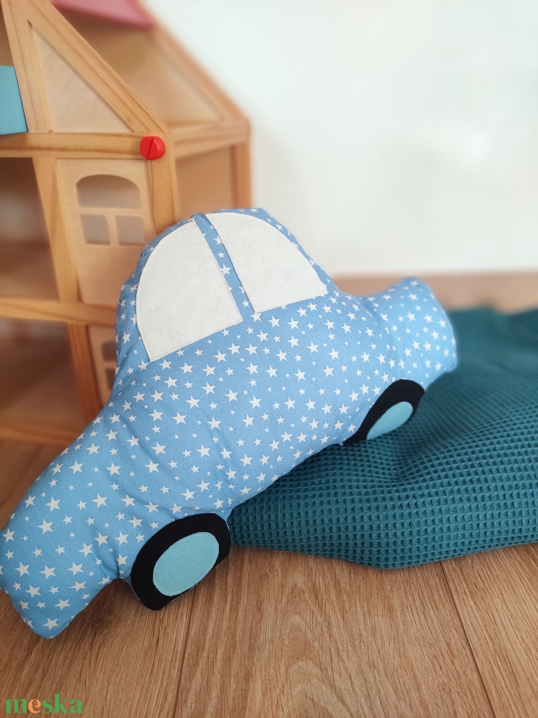 Autó formájú párna - Világoskék / Fehér csillagos - Autós díszpárna - Autó párna - Textiljáték - Textilfigura - baba - mama - babaszoba dekoráció - gyerek díszpárna - Meska.hu