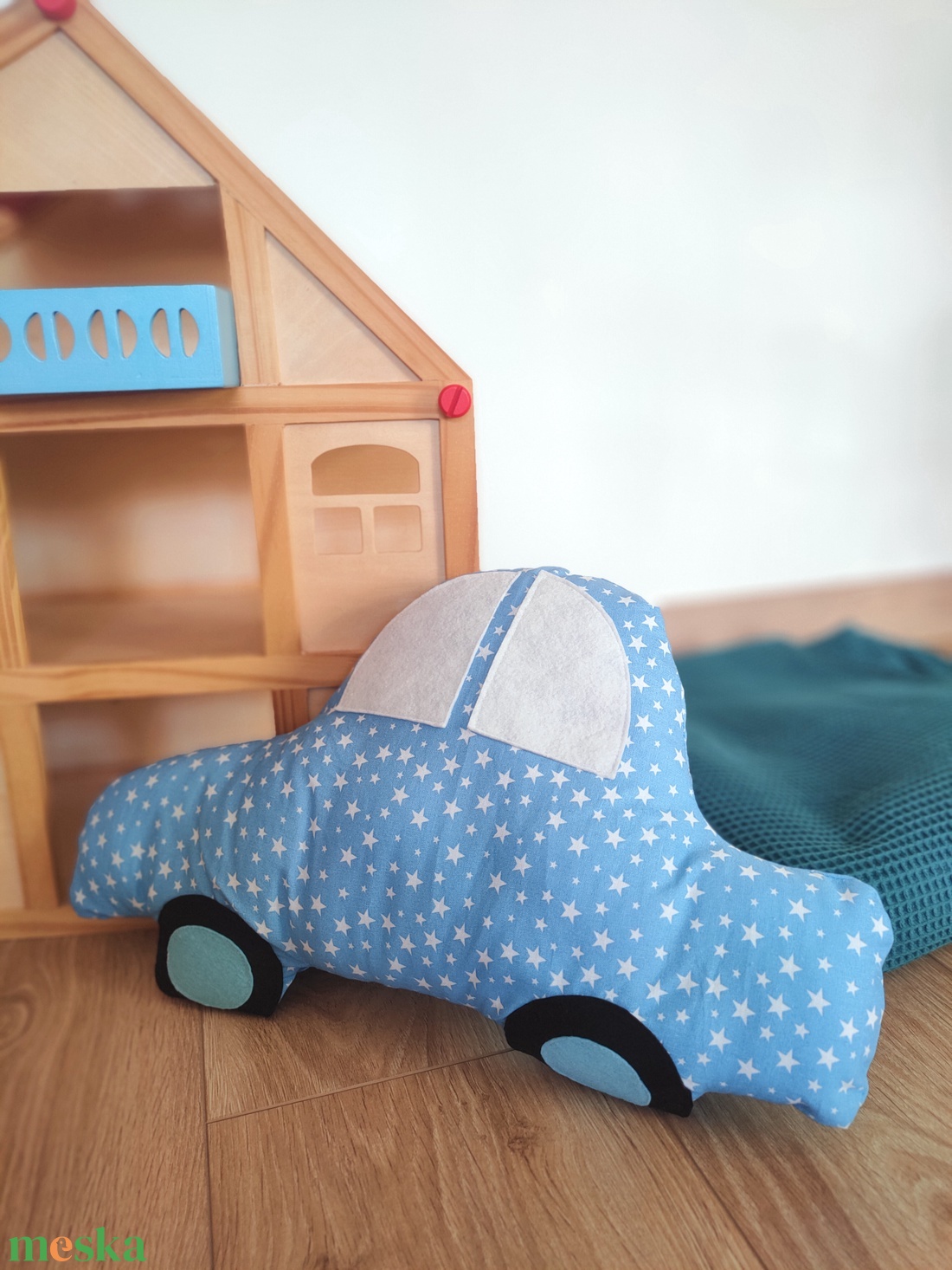 Autó formájú párna - Világoskék / Fehér csillagos - Autós díszpárna - Autó párna - Textiljáték - Textilfigura - baba - mama - babaszoba dekoráció - gyerek díszpárna - Meska.hu