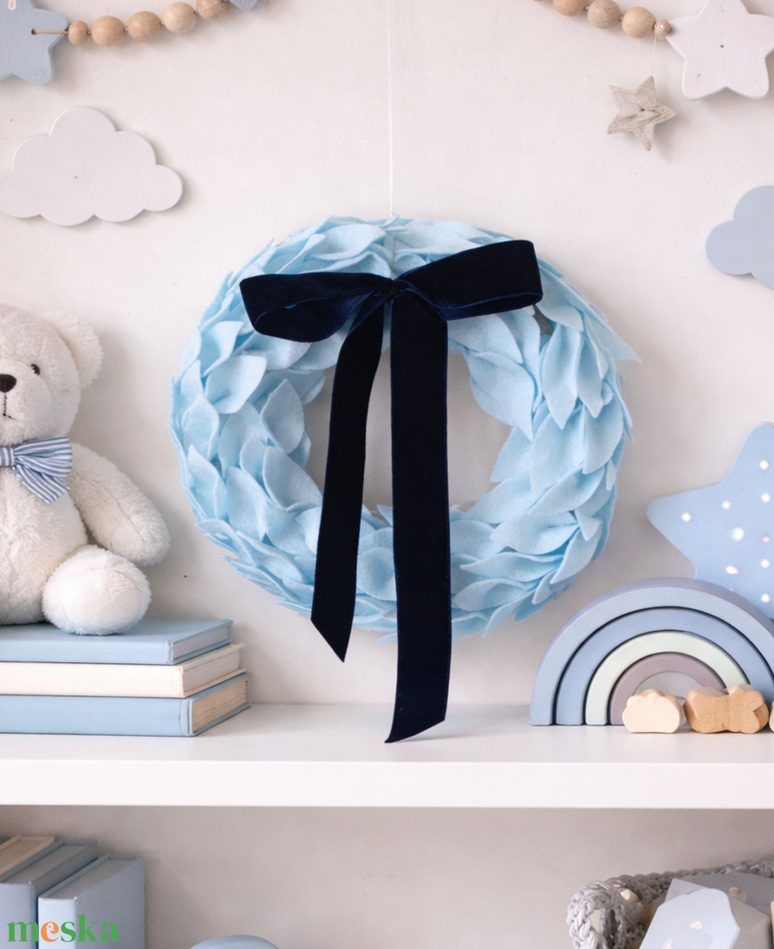 Babakék filc koszorú - pasztell színű babaszoba dekoráció - gyerekszoba ajtódísz - levél koszorú - babaköszöntő ajándék  - baba - mama - babaszoba dekoráció - Meska.hu