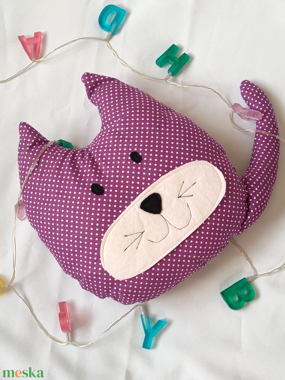Lila pöttyös cica párna - Cica Figura - Cicás díszpárna - Textil játék - Macska Textil figura - otthon & életmód - lakástextil - párna & párnahuzat - díszpárna (belsővel együtt) - Meska.hu