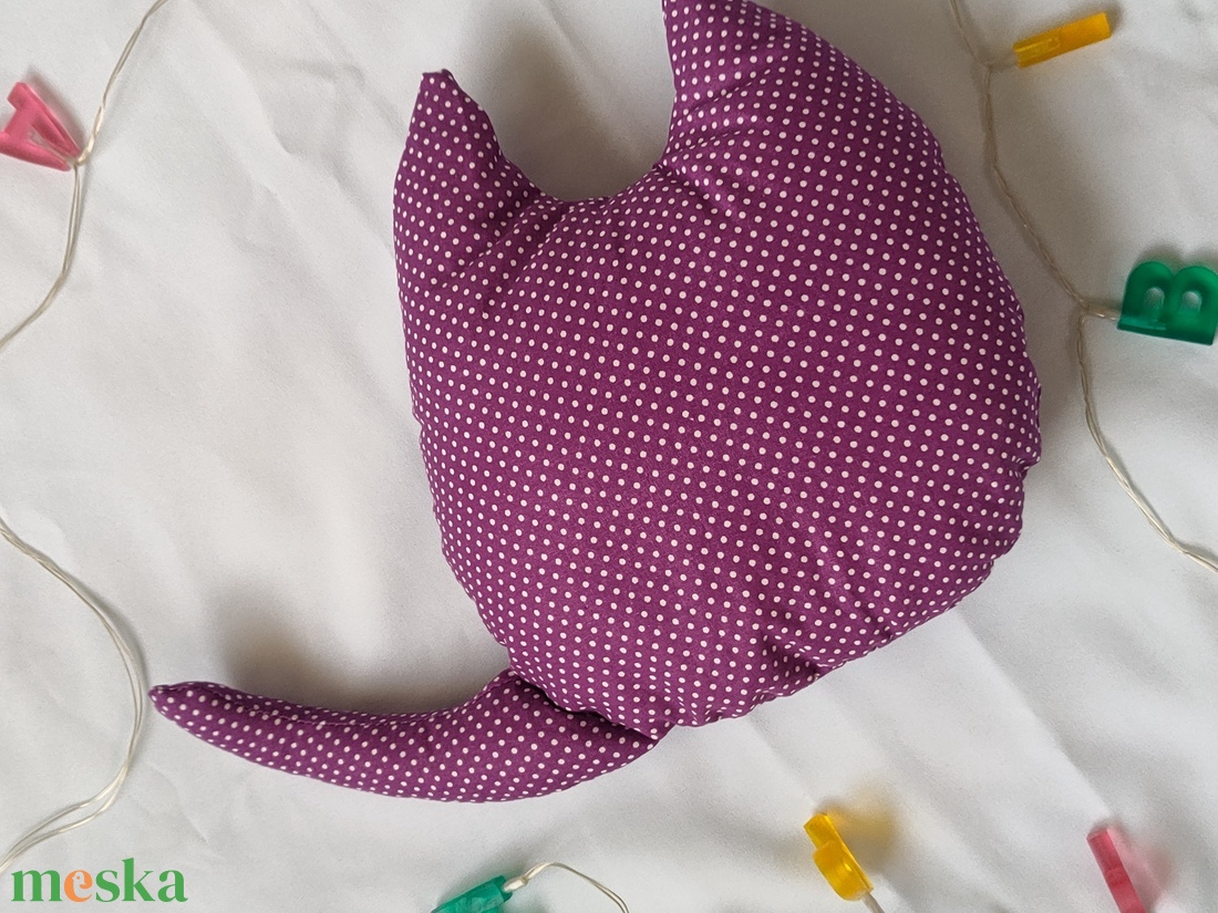 Lila pöttyös cica párna - Cica Figura - Cicás díszpárna - Textil játék - Macska Textil figura - otthon & életmód - lakástextil - párna & párnahuzat - díszpárna (belsővel együtt) - Meska.hu