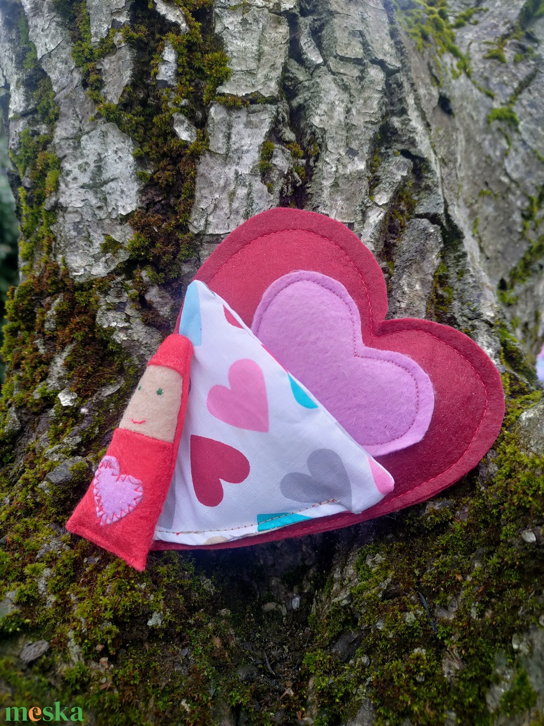 Valentin manó szív kuckóban - Filc játék gyerekeknek - szerelmes manó szívecske ágyban - játék & sport - baba & babaház - babaház - Meska.hu