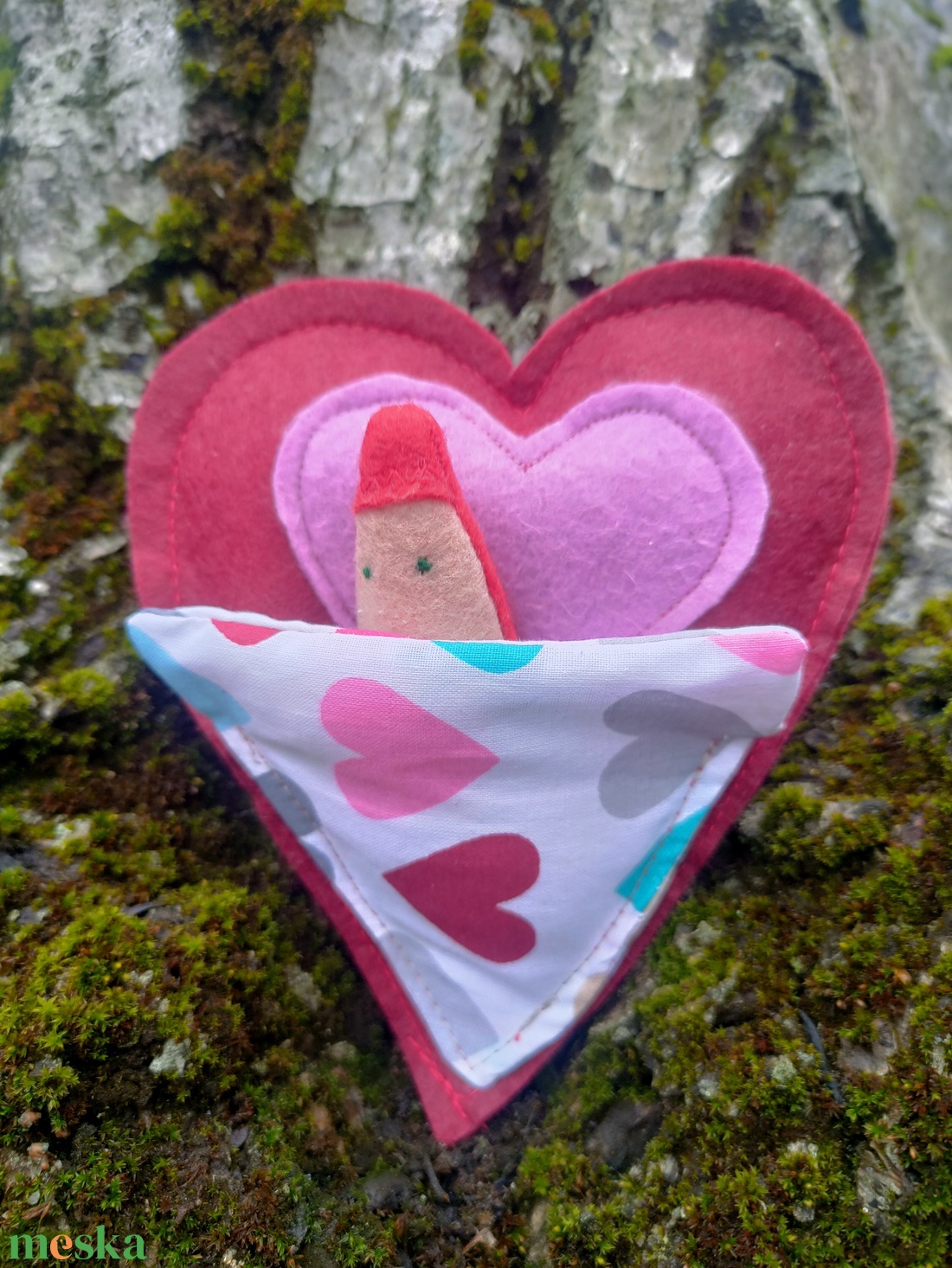 Valentin manó szív kuckóban - Filc játék gyerekeknek - szerelmes manó szívecske ágyban - játék & sport - baba & babaház - babaház - Meska.hu