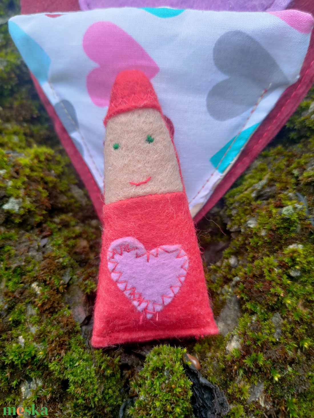 Valentin manó szív kuckóban - Filc játék gyerekeknek - szerelmes manó szívecske ágyban - játék & sport - baba & babaház - babaház - Meska.hu