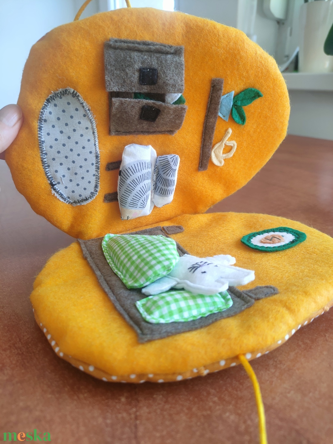 Készségfejlesztő interaktív játszókönyv Húsvéti nyuszival - Puha textil könyv -  A Nyuszi háza húsvéti csendeskönyv - játék & sport - szerepjáték - Meska.hu