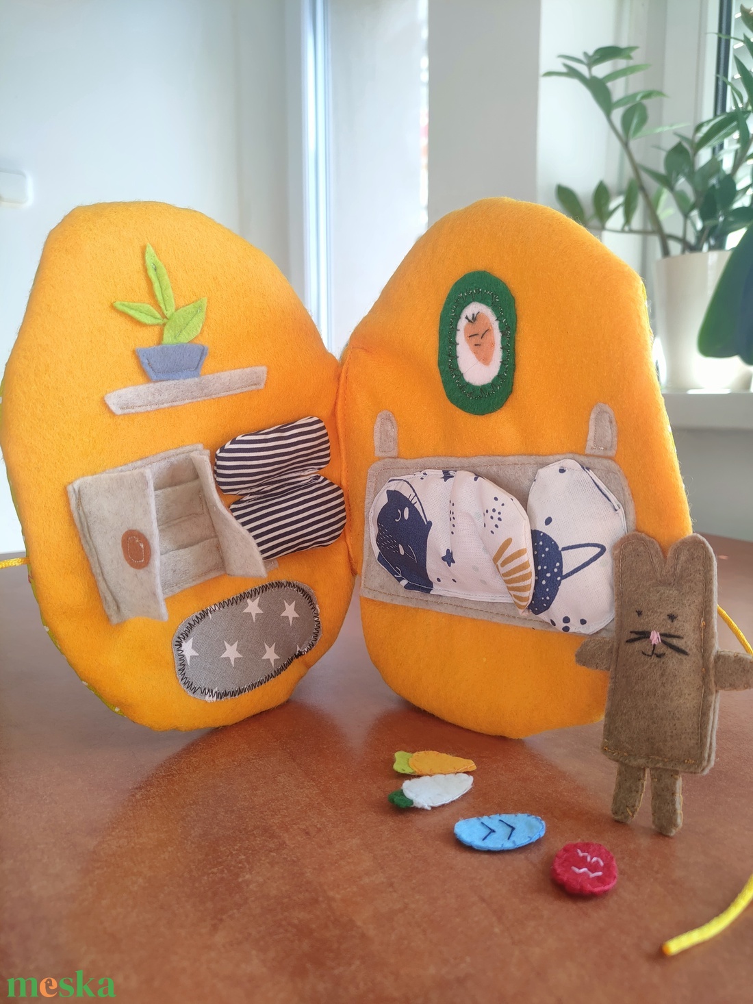 Húsvéti Nyuszi hordozható házikója - Puha textil könyv gyerekeknek - Filc játszókönyv kiegészítőkkel - filc szerepjáték  - baba - mama - baba játékok - textilkönyv & babakönyv - Meska.hu