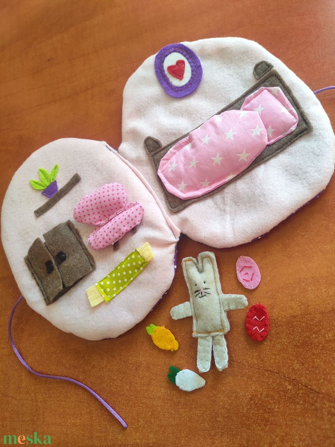 Húsvéti nyuszi háza textil könyv - Húsvéti Nyuszis filc játszókönyv - hordozható interaktív filc csendeskönyv  - játék & sport - baba & babaház - babaház - Meska.hu