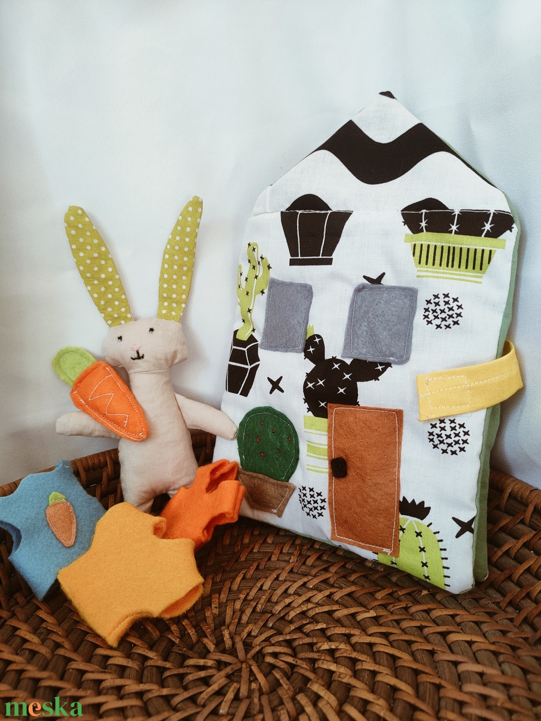 Interaktív textil házikó nyuszival - Nyuszi háza kiegészítőkkel - Nyuszis babaház öltöztethető nyuszival, tartozékokkal - játék & sport - plüssállat & játékfigura - nyuszi - Meska.hu