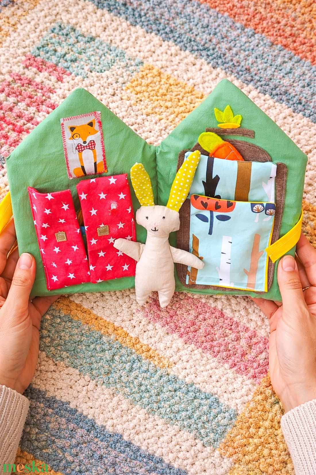 Interaktív textil házikó nyuszival - Nyuszi háza kiegészítőkkel - Nyuszis babaház öltöztethető nyuszival, tartozékokkal - játék & sport - plüssállat & játékfigura - nyuszi - Meska.hu