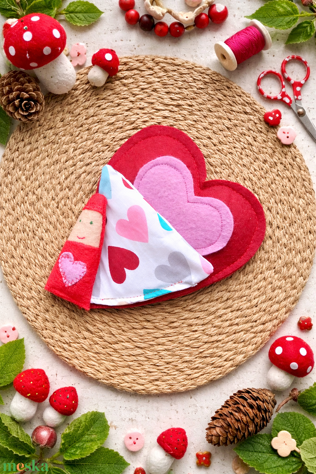 Valentin manó szív kuckóban - Filc játék gyerekeknek - szerelmes manó szívecske ágyban - játék & sport - plüssállat & játékfigura - manó - Meska.hu