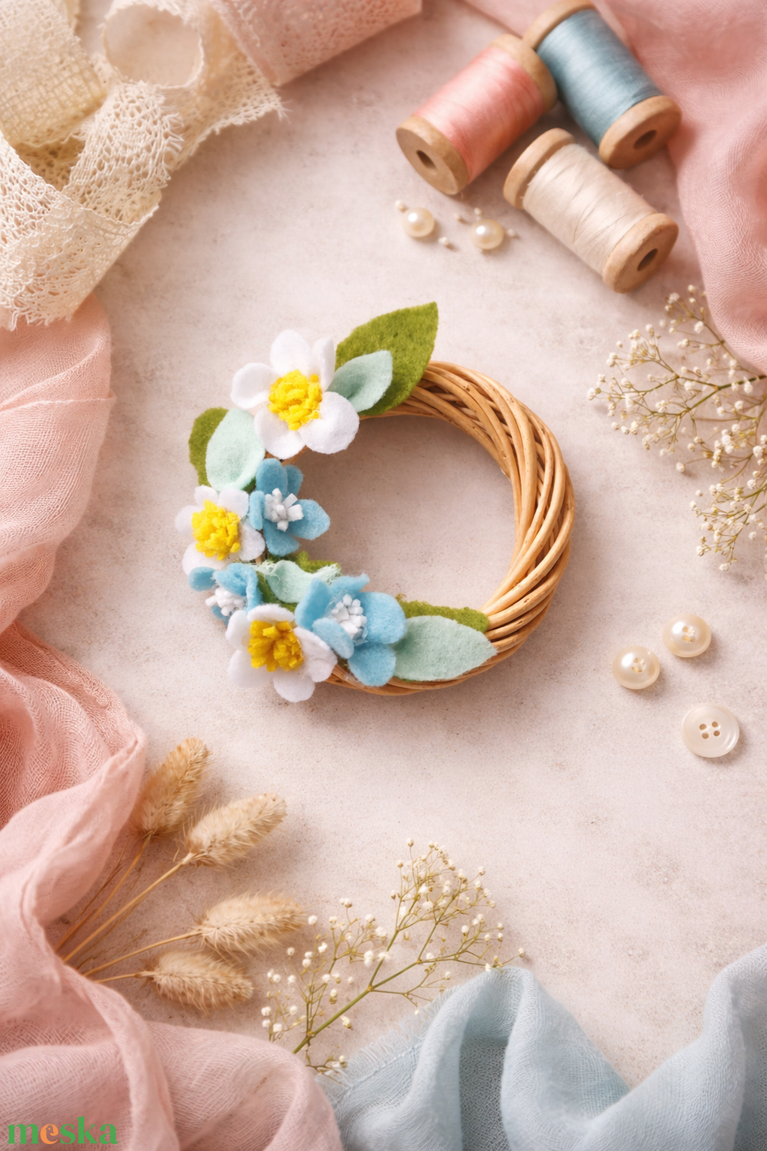 Mini koszorú filc virágokkal - filc virágos ajtódísz - pasztell színű babaszoba dekor - kopogtató virágokkal - otthon & életmód - dekoráció - fali és függő dekoráció - függődísz - Meska.hu