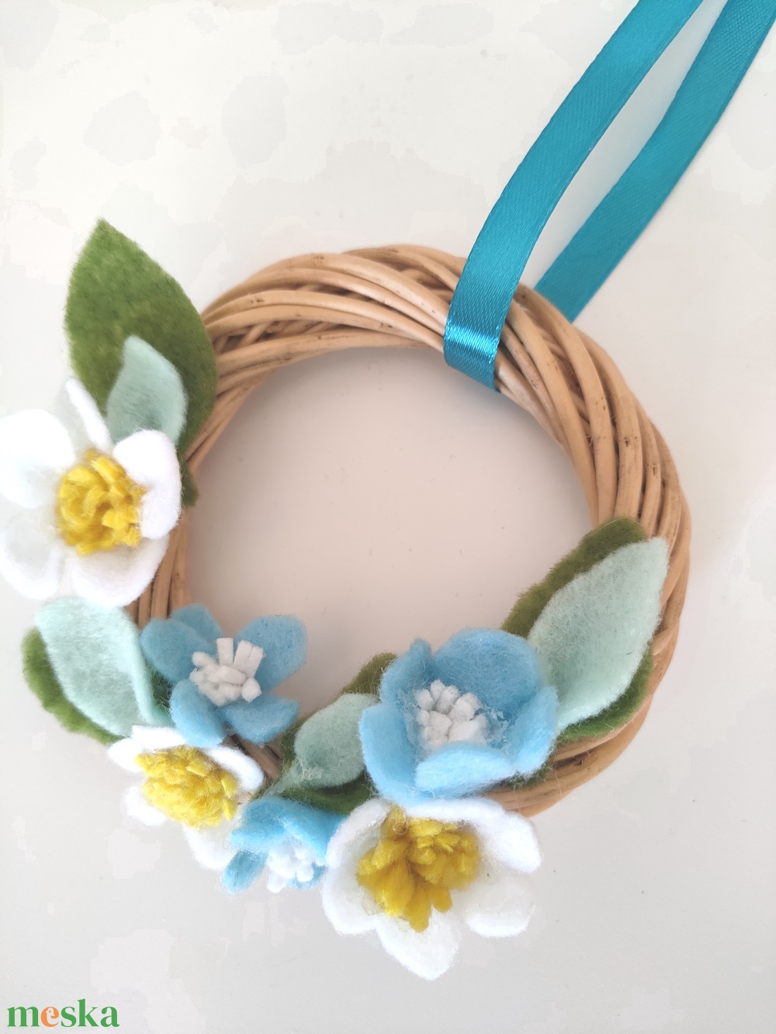 Mini koszorú filc virágokkal - filc virágos ajtódísz - pasztell színű babaszoba dekor - kopogtató virágokkal - otthon & életmód - dekoráció - fali és függő dekoráció - függődísz - Meska.hu