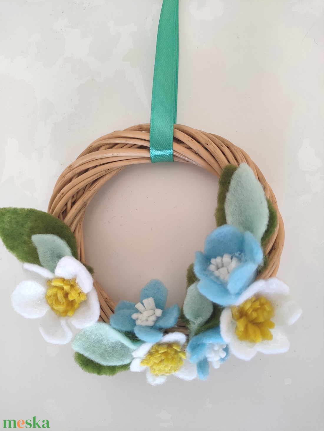 Mini koszorú filc virágokkal - filc virágos ajtódísz - pasztell színű babaszoba dekor - kopogtató virágokkal - otthon & életmód - dekoráció - fali és függő dekoráció - függődísz - Meska.hu