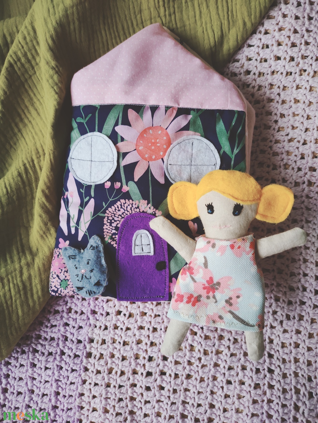 Hordozható babaház öltöztethető babával - textil babaház kiegészítőkkel - puha interaktív házikó - baba ruhákkal cicával - játék & sport - baba & babaház - öltöztethető baba - Meska.hu