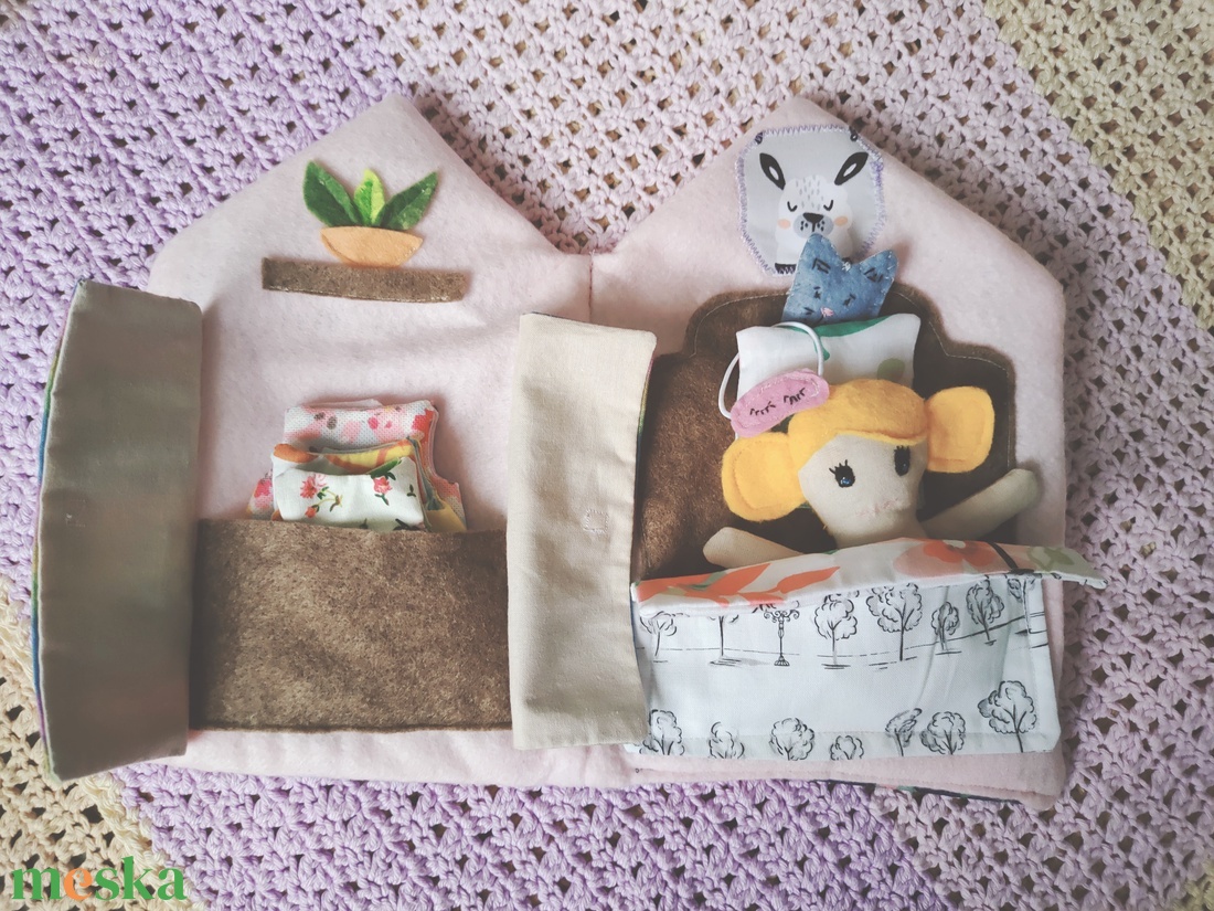 Hordozható babaház öltöztethető babával - textil babaház kiegészítőkkel - puha interaktív házikó - baba ruhákkal cicával - játék & sport - baba & babaház - öltöztethető baba - Meska.hu