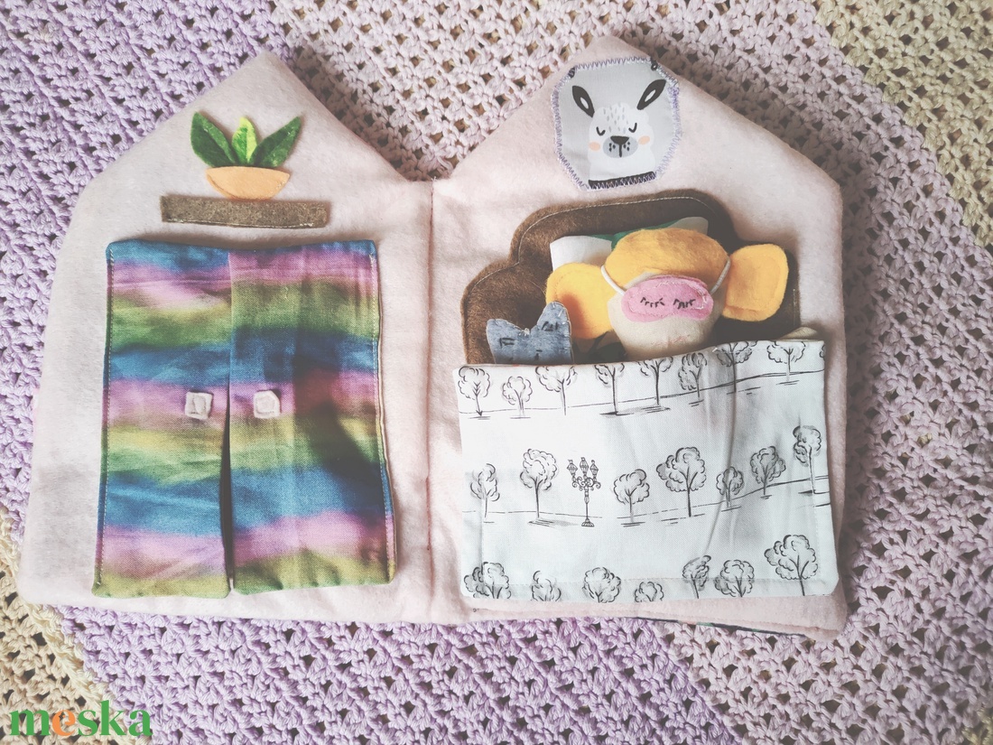 Hordozható babaház öltöztethető babával - textil babaház kiegészítőkkel - puha interaktív házikó - baba ruhákkal cicával - játék & sport - baba & babaház - öltöztethető baba - Meska.hu