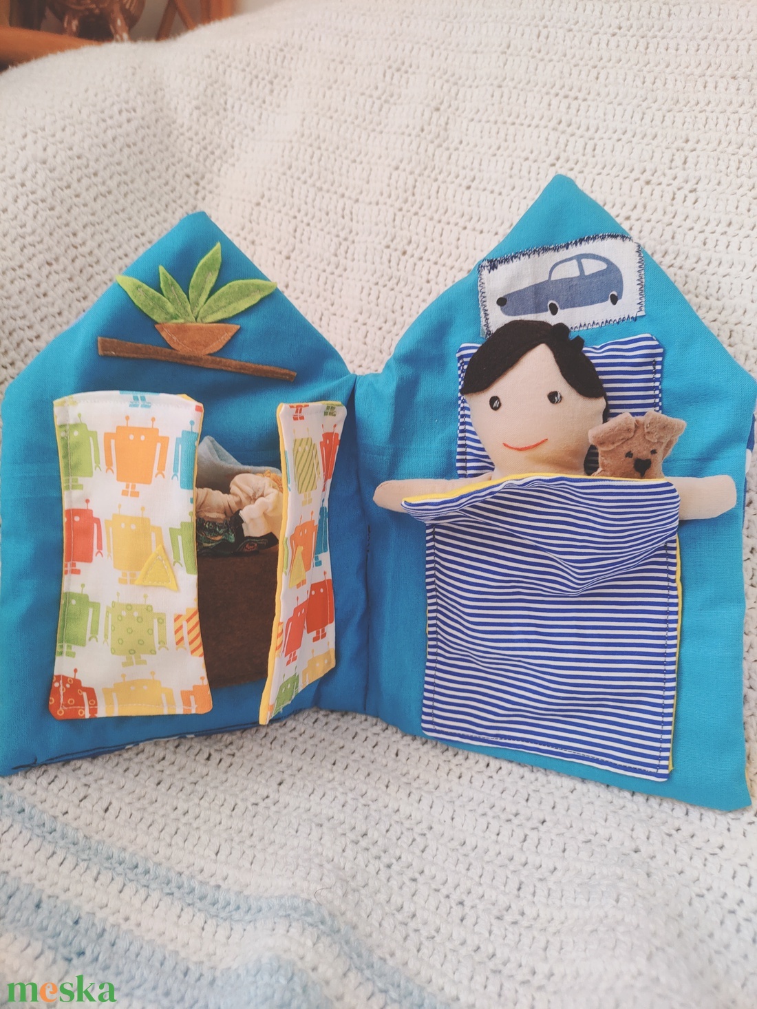 Textil babaház fiú babával, tartozékokkal - interaktív házikó - öltöztethető textil baba ruhákkal, házzal, kutyussal - játék & sport - baba & babaház - babaház - Meska.hu