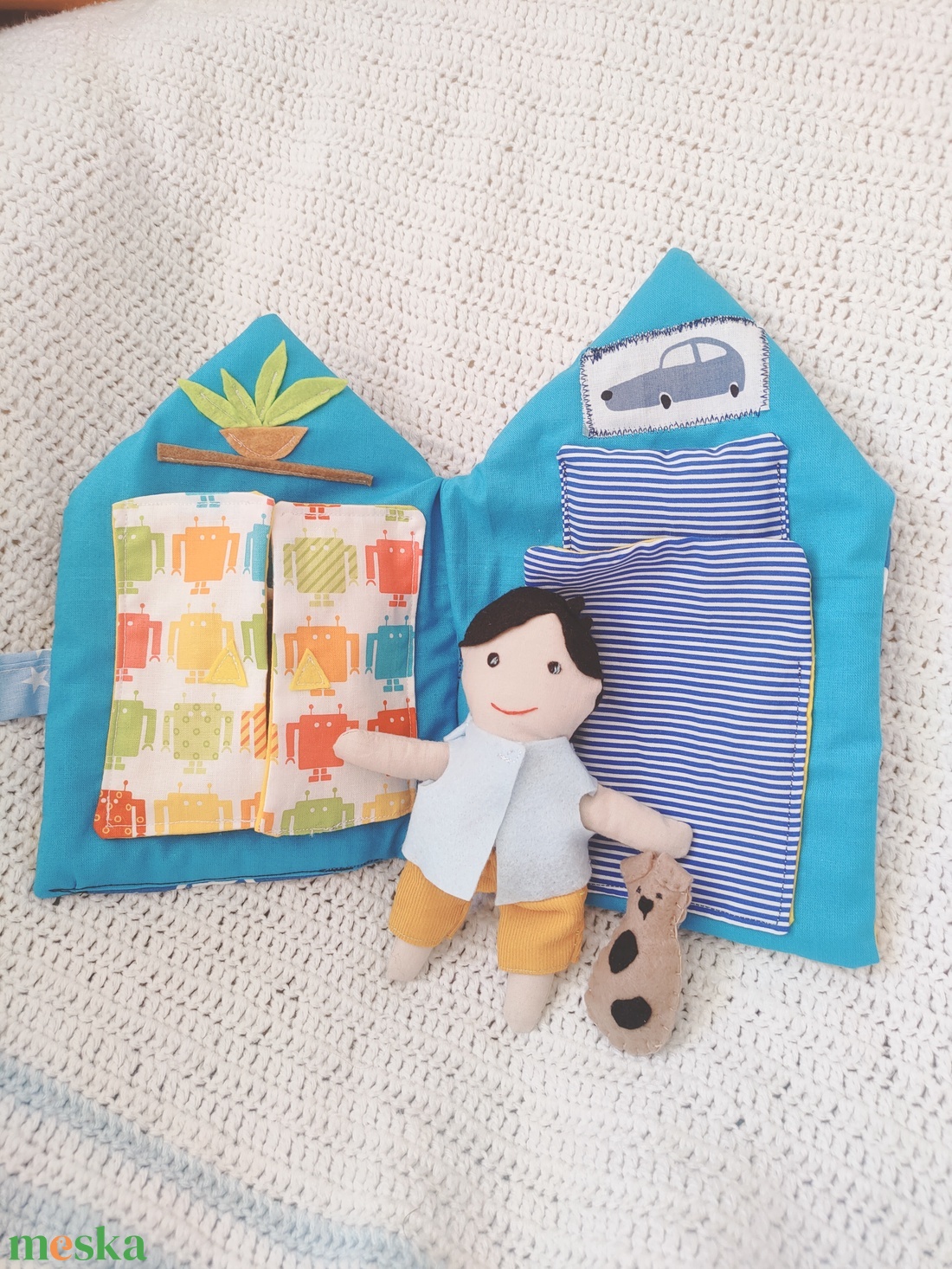 Textil babaház fiú babával, tartozékokkal - interaktív házikó - öltöztethető textil baba ruhákkal, házzal, kutyussal - játék & sport - baba & babaház - babaház - Meska.hu