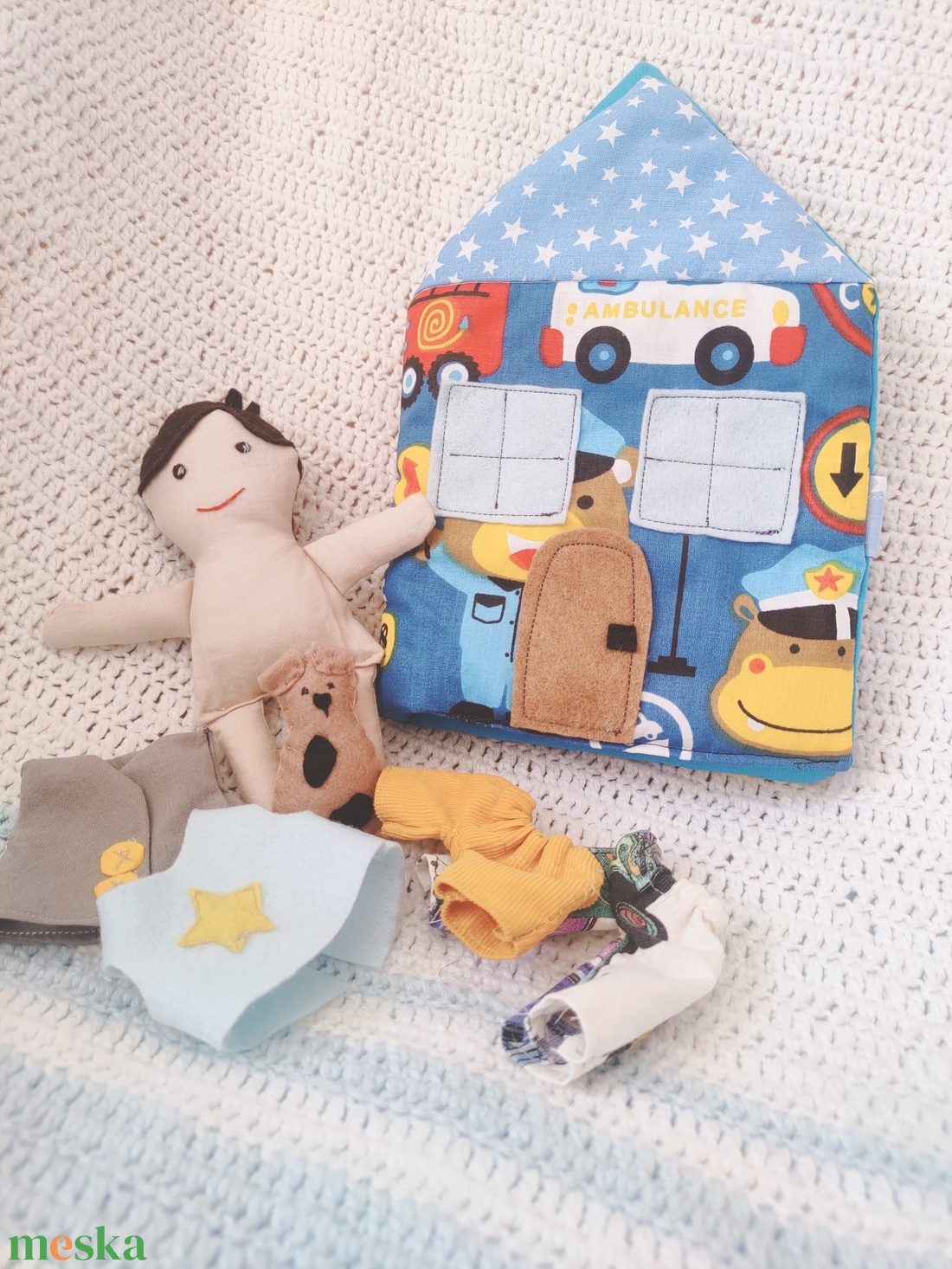 Textil babaház fiú babával, tartozékokkal - interaktív házikó - öltöztethető textil baba ruhákkal, házzal, kutyussal - játék & sport - baba & babaház - babaház - Meska.hu