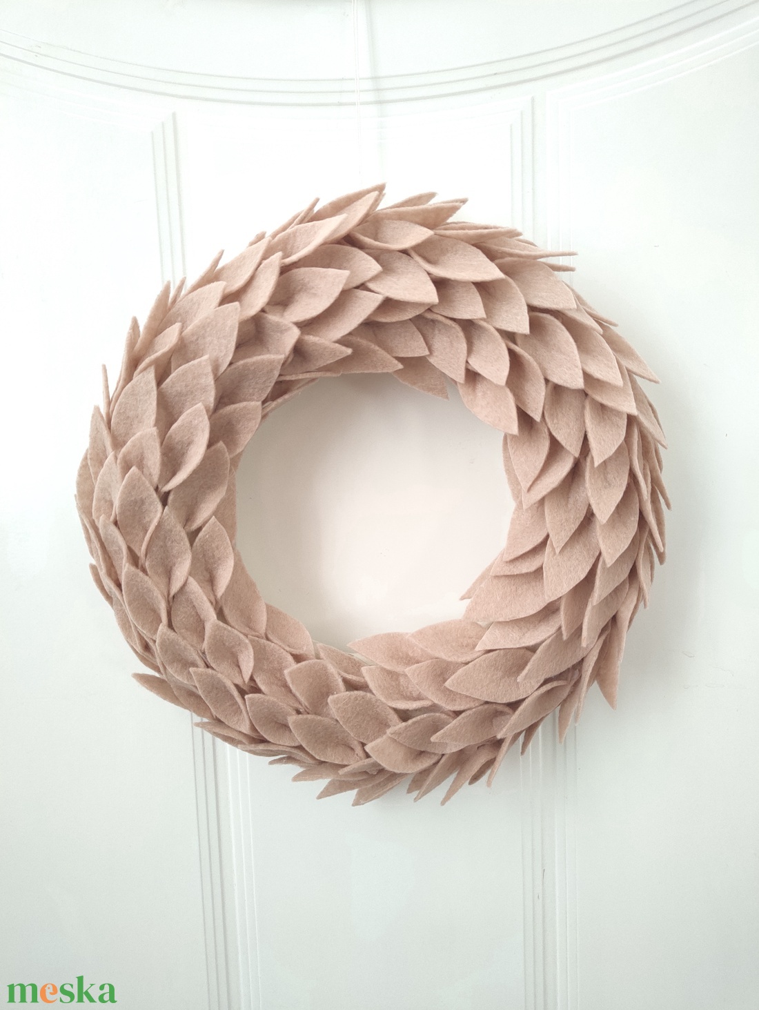 Mokka színű filc koszorú - elegáns minimalista otthon dekoráció - natúr ajtódísz - cappuccino koszorú  - otthon & életmód - dekoráció - ajtó- és ablak dekoráció - ajtódísz & kopogtató - Meska.hu