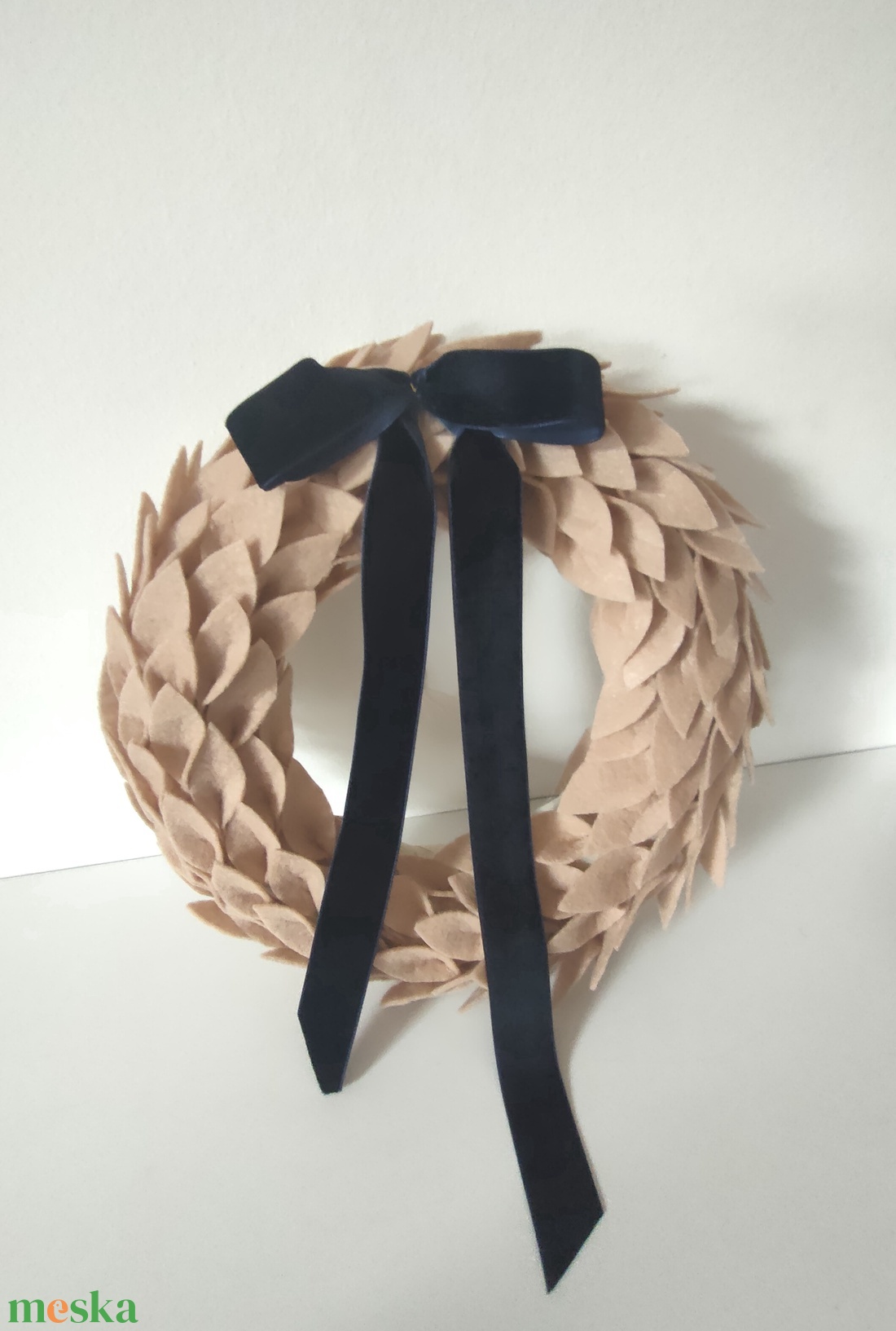 Mokka színű filc koszorú - elegáns minimalista otthon dekoráció - natúr ajtódísz - cappuccino koszorú  - otthon & életmód - dekoráció - ajtó- és ablak dekoráció - ajtódísz & kopogtató - Meska.hu