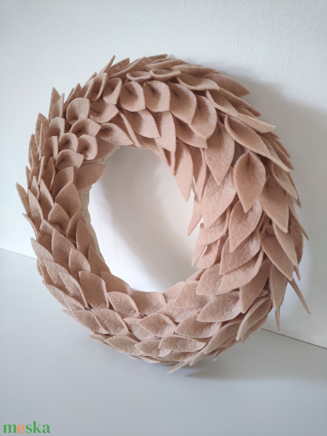 Mokka színű filc koszorú - elegáns minimalista otthon dekoráció - natúr ajtódísz - cappuccino koszorú  - otthon & életmód - dekoráció - ajtó- és ablak dekoráció - ajtódísz & kopogtató - Meska.hu