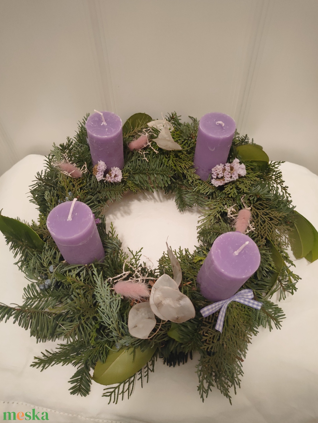 Előrendelhető! Adventi koszorú élő zöld növényekkel - választható színű gyertyákkal - természetes karácsonyi asztaldísz - karácsony - adventi díszek - adventi koszorú - Meska.hu