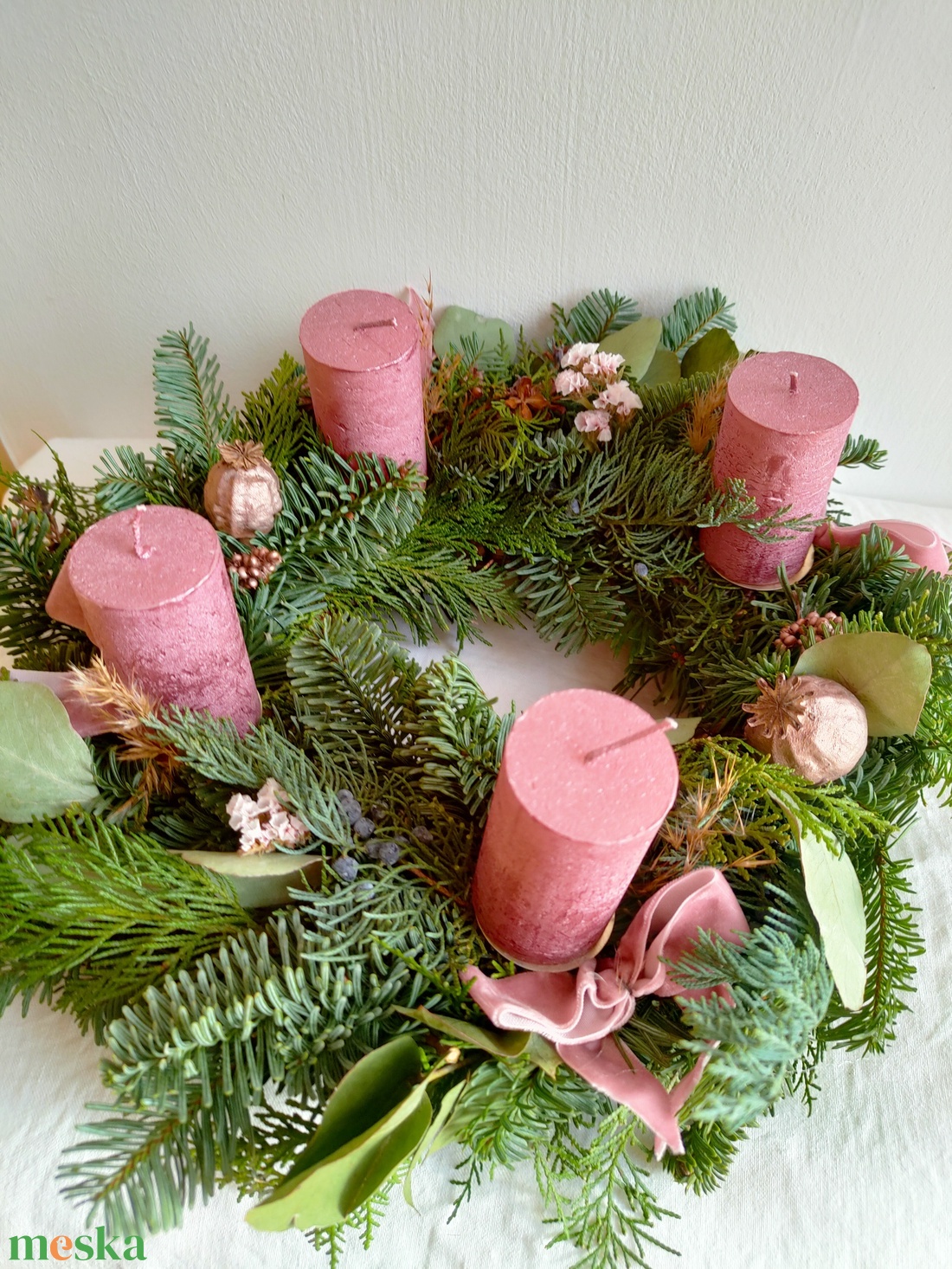 Előrendelhető! Adventi koszorú élő zöld növényekkel - választható színű gyertyákkal - természetes karácsonyi asztaldísz - karácsony - adventi díszek - adventi koszorú - Meska.hu