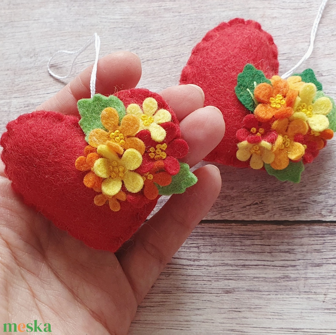 Gyapjúfilc szív dísz virágokkal � piros szív apró sárga, narancs és piros virágokkal - otthon & életmód - dekoráció - fali és függő dekoráció - függődísz - Meska.hu