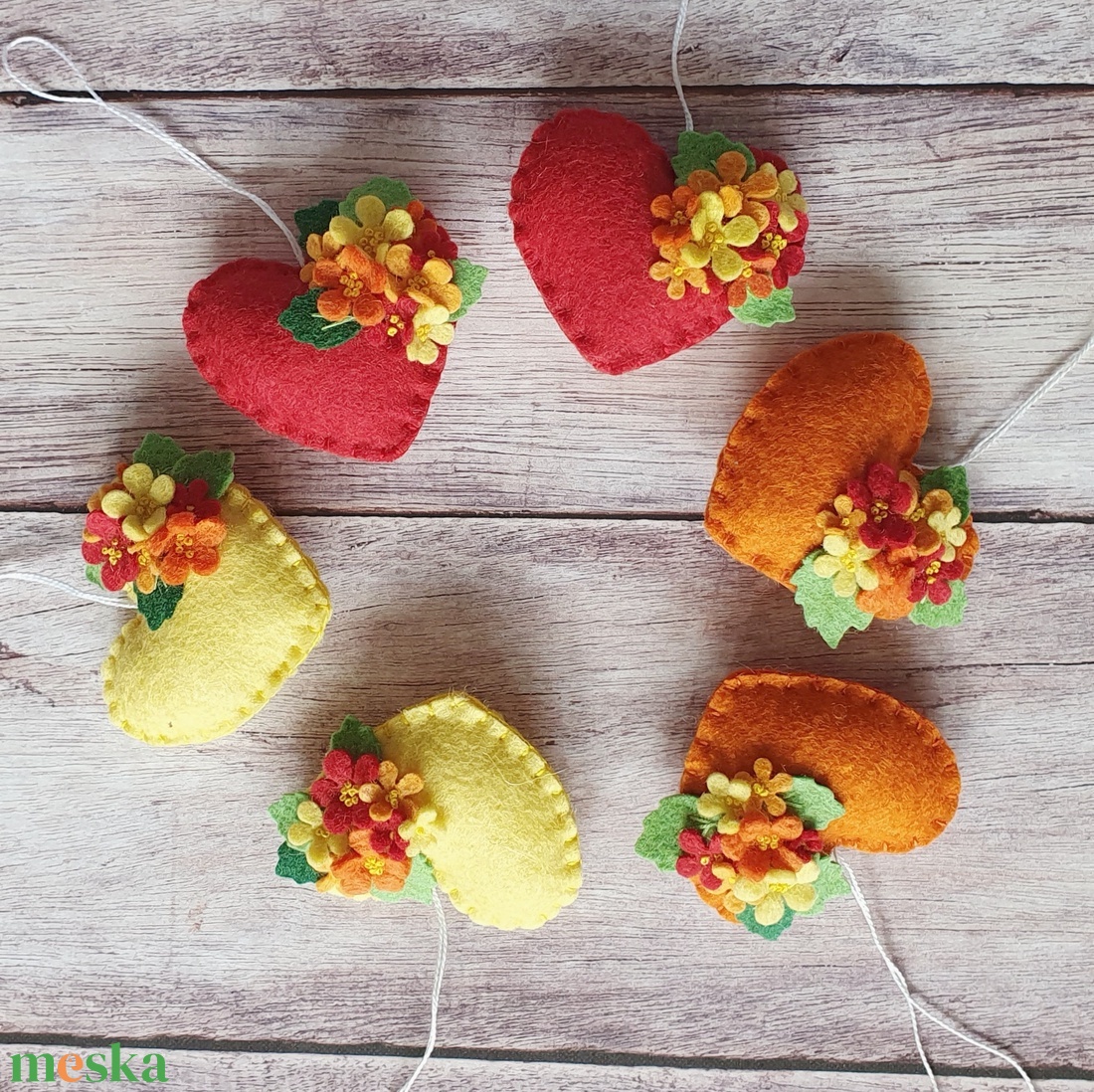 Gyapjúfilc szív dísz virágokkal � piros szív apró sárga, narancs és piros virágokkal - otthon & életmód - dekoráció - fali és függő dekoráció - függődísz - Meska.hu