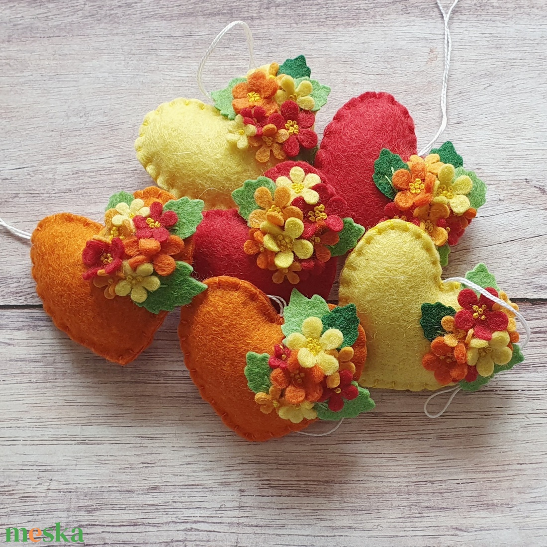 Gyapjúfilc szív dísz virágokkal � piros szív apró sárga, narancs és piros virágokkal - otthon & életmód - dekoráció - fali és függő dekoráció - függődísz - Meska.hu
