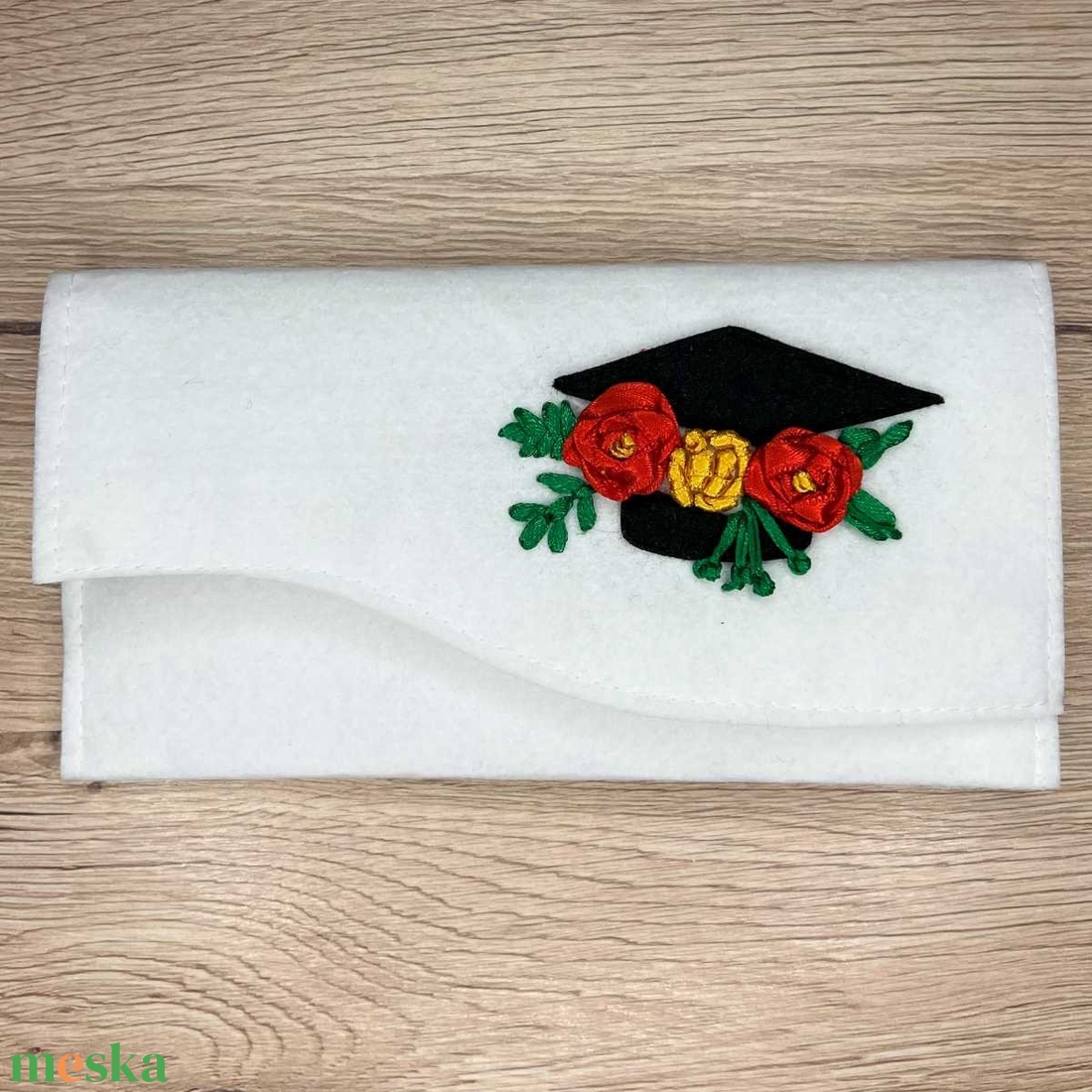 Hímzett ajándék áradó, pénzátadó boríték filc anyagból ballagásra, diplomaosztóra  - otthon & életmód - papír, írószer - ajándékozás kellékei - pénzátadó boríték - Meska.hu