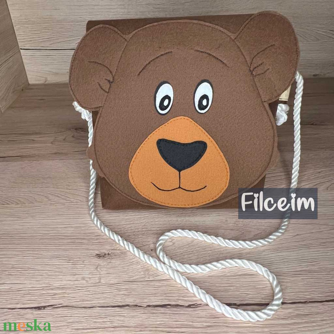 Macis táska filc anyagból - egyedi ajándéknak, válltáska gyermekeknek és vagány maci kedvelő felnőtteknek - táska & tok - kézitáska & válltáska - válltáska - Meska.hu Macis táska filc anyagból - egyedi ajándéknak, válltáska gyermekeknek és vagány maci kedvelő felnőtteknek - táska & tok - kézitáska & válltáska - válltáska - Meska.hu