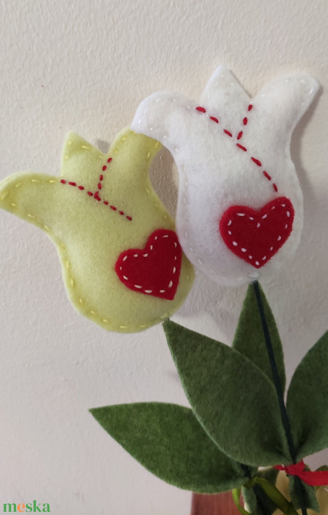 Filc tulipán drótpálcikán - otthon & életmód - virágdekoráció - virágok - virágcsokor - Meska.hu