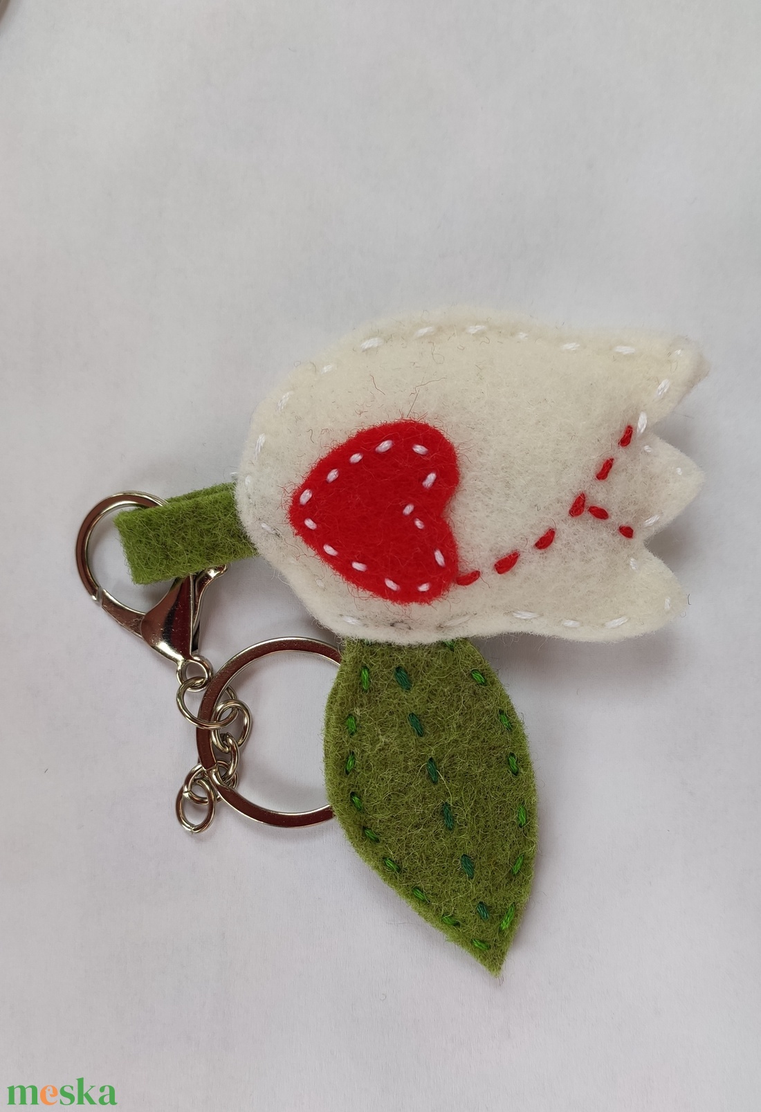 Gyapjúfilc tulipános karabineres kulcstartó - táska & tok - kulcstartó & táskadísz - kulcstartó - Meska.hu