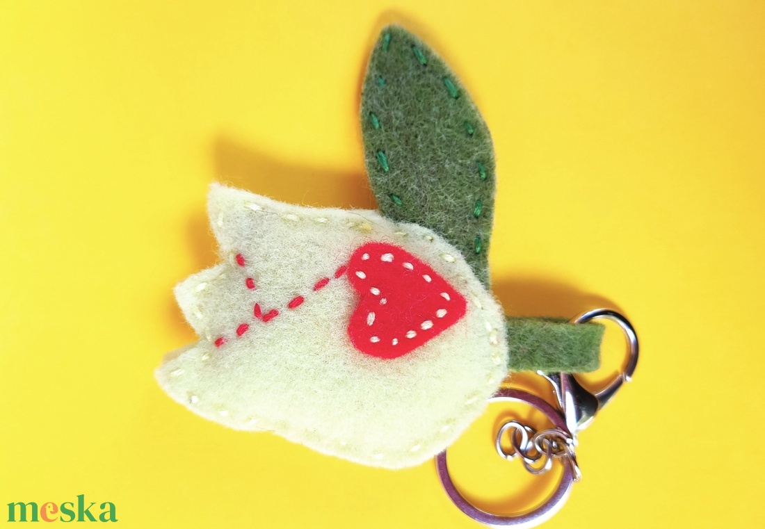 Gyapjúfilc tulipános karabineres kulcstartó - táska & tok - kulcstartó & táskadísz - kulcstartó - Meska.hu