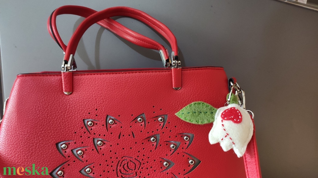 Gyapjúfilc tulipános karabineres kulcstartó - táska & tok - kulcstartó & táskadísz - kulcstartó - Meska.hu