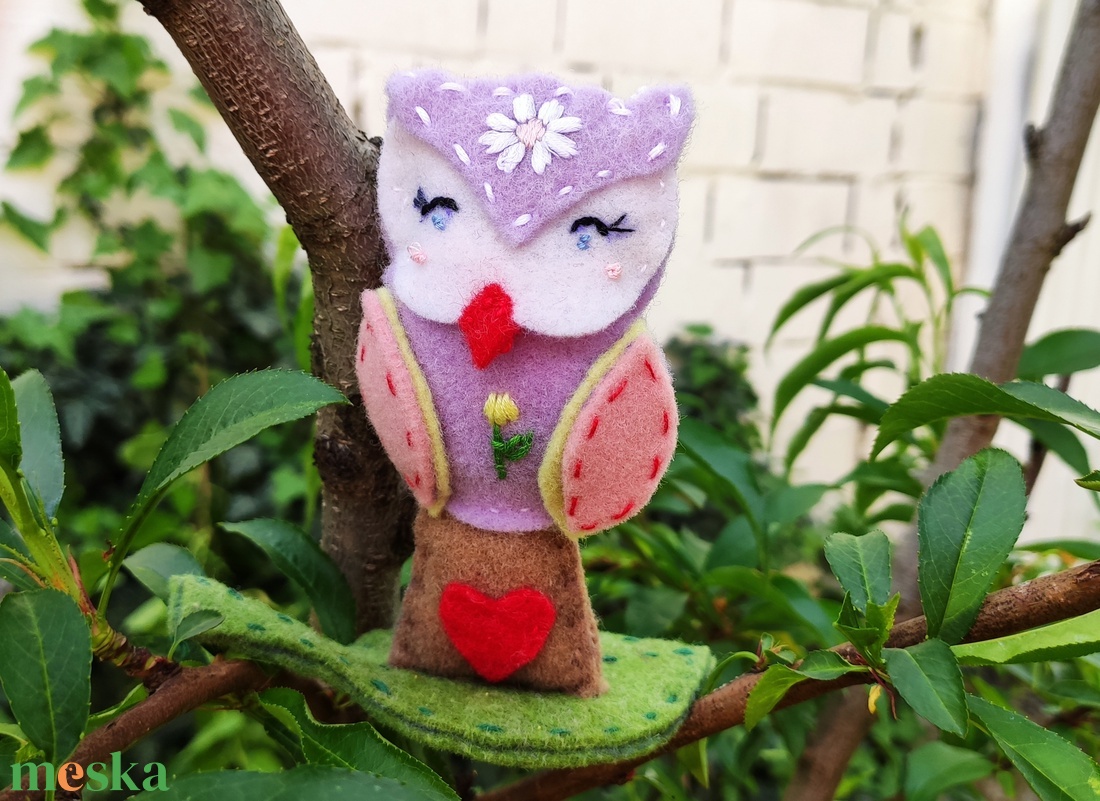 bagoly lányka filcből hímzéssel - otthon & életmód - dekoráció - asztal és polc dekoráció - gravírozott táblák - Meska.hu