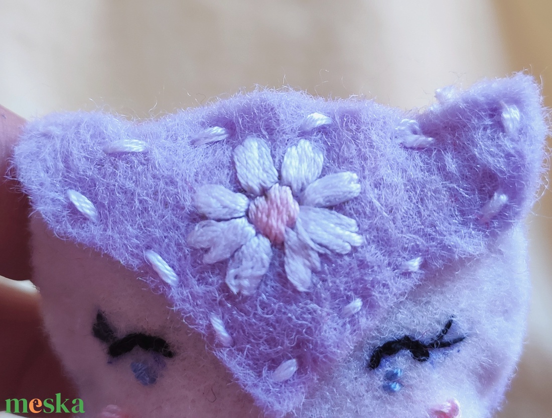 bagoly lányka filcből hímzéssel - otthon & életmód - dekoráció - asztal és polc dekoráció - gravírozott táblák - Meska.hu